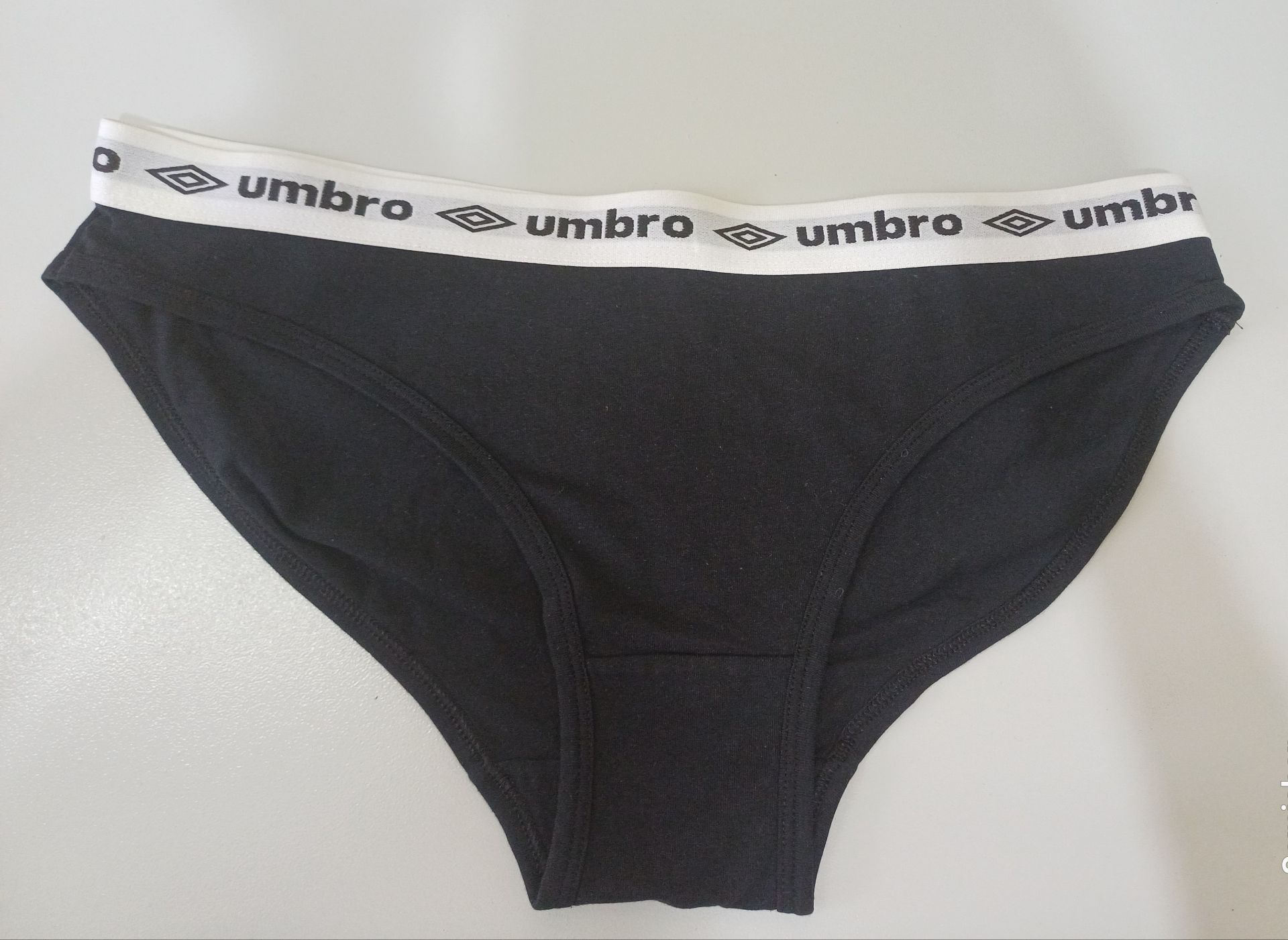 شورت  کمر کش پهن  زنانه اورجینال   Umbro  پنبه ای بسیار لطیف
